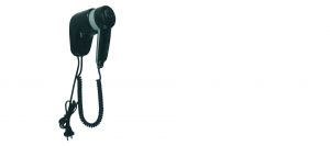 Un asciugacapelli nero da parete con cavo a spirale e spina è raffigurato su uno sfondo bianco semplice, adatto per essere abbinato a un asciugamano elettrico nei bagni moderni.