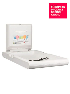 Il Fasciatoio Verticale in polipropilene, un fasciatoio a parete bianco, è aperto con una cinghia di sicurezza a vista e una grafica a palloncino. Nell'angolo in alto a destra è presente il badge rosso "2024 Winner European Product Design Award".