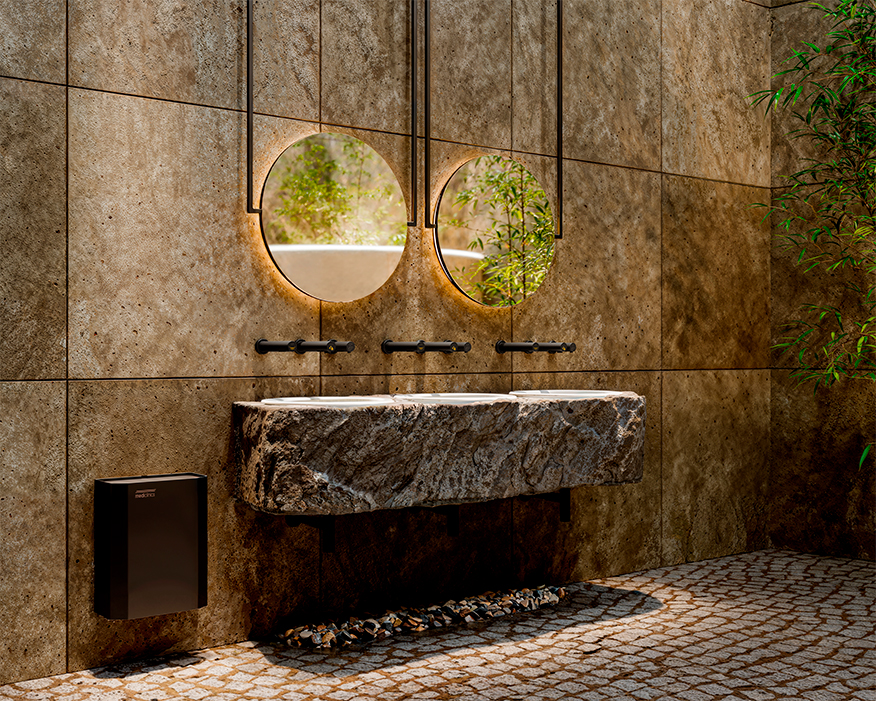 Un bagno moderno con una parete in pietra, due specchi rotondi, un grande lavandino in pietra, rubinetti neri, un asciugamani a muro nero, pavimento in ciottoli e piante verdi riflesse negli specchi.