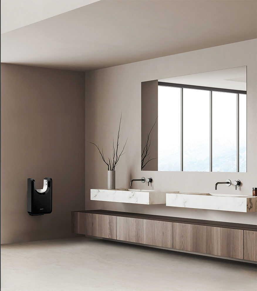 Bagno moderno con due lavandini in marmo, un grande specchio, un mobile in legno minimalista, un asciugamani nero a muro e un vaso alto con rami; le grandi finestre mostrano una vista sulle montagne sullo sfondo.