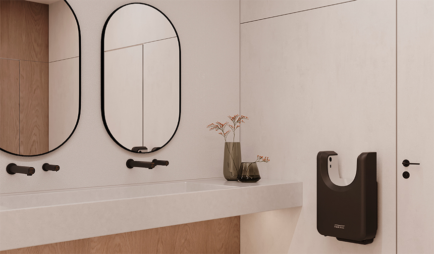 Bagno minimalista con due specchi ovali, rubinetteria nera a parete, piano di lavoro bianco, vaso con fiori secchi e un moderno asciugamani nero sulla parete chiara.
